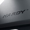 Zbliżenie na czarne etui z widoczną fakturą skóry, na którym wytłoczony jest napis "HARDY®". Etui ma elegancki, matowy wygląd.