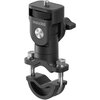 Czarny uchwyt na motocykl z napisem "Insta360" na górnej części, wyposażony w mechanizm mocujący typu U-Bolt z metalowymi śrubami i nakrętkami. Produkt ma solidną konstrukcję z elementami metalowymi i plastikowymi.
