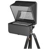 Na zdjęciu znajduje się teleprompter zamontowany na statywie, z przezroczystą osłoną i widocznym tekstem na ekranie. Tekst na ekranie brzmi: "The teleprompter for Smart phones can record video without deviating eyes, reduce the number of NGS, and improve 