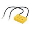 Żółty komponent elektroniczny z dwoma czarnymi przewodami, na którym widnieje tekst: "0.1uF+100Ω 1/2W, 600V AC, MKP-P".