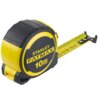 Na zdjęciu znajduje się żółto-czarna miara zwijana z widocznym napisem "STANLEY FATMAX 10m" na obudowie. Taśma miary jest częściowo wysunięta, z widocznymi oznaczeniami długości.