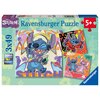 Opakowanie puzzli przedstawia postać z bajki Disney Stitch w trzech różnych kolorowych scenach. Na opakowaniu widnieje napis: "Ravensburger Puzzle 3x49", "Premium Puzzle Perfect Age Fit", oraz "5+".
