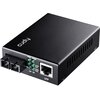 Czarny konwerter z logo "cudy" na górze, posiadający dwa porty światłowodowe oraz port Ethernet oznaczony jako "UTP". Na panelu przednim znajdują się diody z oznaczeniami: "PWR", "1000M", "SD", "FP", "TP", "Link/Act", "FDX/Col".