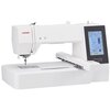 Biała hafciarka z wyświetlaczem dotykowym, na którym widoczny jest niebieski wzór haftu oraz tekst "Ready to Sew" i "Memory Craft 500E Limited Edition". Na obudowie znajduje się logo "JANOME" oraz przycisk "START/STOP".