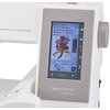 Na zdjęciu widoczny jest ekran hafciarki z wyświetlanym kolorowym wzorem kwiatowym oraz informacjami takimi jak "Ready to Sew", "RE28b: 200x280mm", "194x260mm", "14Colors", "600spm", "105min". Na obudowie urządzenia znajduje się napis "Memory Craft 550E L