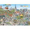 Ilustracja przedstawia kolorową, zatłoczoną scenę z wieloma postaciami i budynkami, w tym kościołem i domkami, a nad nimi leci samolot z banerem "WE ♥ TEXEL". W tle widoczny jest spadochroniarz oraz prom, a całość otoczona jest zielenią i wodą.