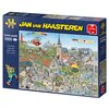 Pudełko puzzli przedstawia kolorową, szczegółową ilustrację zatłoczonego miasteczka z kościołem, domami i postaciami w różnych sytuacjach, z napisem "JAN van HAASTEREN" oraz logo "Jumbo" w prawym górnym rogu. Na opakowaniu widnieje tekst "Comic puzzle 100
