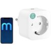 Na zdjęciu znajduje się białe inteligentne gniazdko z napisem "Energy Monitor" oraz smartfon z niebieskim logo w kształcie litery "m" na ekranie. Gniazdko ma okrągłe otwory na wtyczkę i jest widoczne z boku.