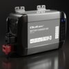 Srebrno-czarna ładowarka z widocznym logo "Qoltec" oraz napisem "Battery Charger 30A Model: 51955" na przedniej części obudowy. Obok znajdują się oznaczenia dotyczące kompatybilnych typów akumulatorów: LifePo4, Flooded, Calcium, AGM, SLA, GEL oraz parametry 30A, 12-15V DC, 5-stage charging.