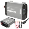Szara ładowarka z logo "Qoltec" i napisem "Battery Charger 50A Model: 51957" posiada kilka wskaźników LED oraz gniazdo zasilania. Obok ładowarki znajdują się trzy przewody z końcówkami oczkowymi oraz kabel z wtyczką.