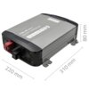 Srebrna ładowarka z czarnymi elementami, oznaczona jako "Qoltec Battery Charger 50A", posiada wymiary 220 mm x 310 mm x 80 mm. Na obudowie widoczne są ikony oraz napisy: "50A", "12V", "LiFePO4", "AGM", "GEL", "SLA".