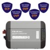 Na zdjęciu znajduje się inteligentna ładowarka Qoltec Monolith 51957 do akumulatorów LIFEPO4 AGM GEL SLA 50A 12V, z widocznymi ikonami ochrony: SCP, UVP, OVP, OTP, OCP. Na urządzeniu widnieje napis: "Qoltec BATTERY CHARGER 50A Model: 51957", a także symbo
