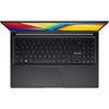Na zdjęciu widoczny jest otwarty laptop z klawiaturą QWERTY i dużym touchpadem, a na ekranie wyświetla się kolorowy pasek z napisem "ASUS VivoBook". Klawiatura zawiera klawisze numeryczne, a obudowa jest w ciemnym kolorze.