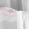 Biała firana wisi na metalowym karniszu przed dużym oknem, przez które widać rozmyty widok zieleni na zewnątrz. Firana ma delikatną, falistą strukturę i jest lekko przezroczysta, co pozwala na przenikanie światła do wnętrza.