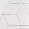 Zdjęcie przedstawia fragment białej tkaniny z geometrycznym wzorem w postaci srebrnych, błyszczących linii tworzących sześciokąty. Materiał ma delikatną fakturę, a wzór jest regularny i symetryczny.