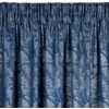 Granatowa zasłona z wzorem liści, marszczona u góry, wykonana z materiału o delikatnym połysku. Produkt: "Zasłona EUROFIRANY Scarlet 140 x 270 cm Granatowy".