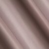 Zdjęcie przedstawia materiał zasłony w kolorze pudrowego różu, z widoczną teksturą i delikatnym połyskiem. Tkanina układa się w miękkie fałdy, tworząc subtelny efekt wizualny.