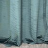 Turkusowa zasłona o fakturze z delikatnymi, poziomymi liniami, opadająca na podłogę z jasnego drewna. Materiał ma lekki połysk, co nadaje mu elegancki wygląd.