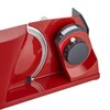 Krajalnica GRAEF Foldable MYtiny MT1003 w kolorze czerwonym z widocznym pokrętłem regulacji grubości cięcia, oznaczonym cyframi od 0 do 15. Urządzenie ma srebrną, żebrowaną powierzchnię oraz czarny uchwyt do prowadzenia krojonego produktu.
