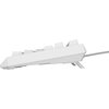Biała klawiatura mechaniczna z widocznymi klawiszami i podniesioną podpórką, z podłączonym kablem. Produkt ma minimalistyczny design i kompaktową konstrukcję.