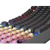 Czarna klawiatura mechaniczna z podświetleniem RGB, widoczna z bliska, ukazuje klawisze z symbolami oraz przełączniki mechaniczne w kolorze żółtym. Podświetlenie mieni się różnymi kolorami, tworząc efektowne wrażenie wizualne.