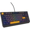 Czarna klawiatura mechaniczna z podświetleniem RGB, posiadająca klawisze w układzie TKL (Tenkeyless), co oznacza brak bloku numerycznego. Na klawiszach widoczne są oznaczenia liter i symboli, a klawisze "Esc" i "Spacja" są w kolorze pomarańczowym; logo "G
