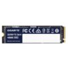 Na zdjęciu widoczny jest dysk SSD z oznaczeniami: "GIGABYTE Gen4 4000E SSD" oraz "Warranty void if removed". Na etykiecie znajdują się także różne symbole certyfikacyjne i logo "GIGABYTE".