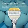 Na zdjęciu znajduje się golarka z widoczną głowicą, na tle niebieskich kształtów. Na górze widnieje tekst: "Technologia SkinCushion™ pomaga chronić przed podrażnieniami po goleniu".