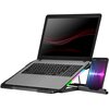 Na zdjęciu znajduje się laptop umieszczony na podstawce chłodzącej z podświetleniem RGB oraz smartfon w stojaku obok. Ekran laptopa wyświetla abstrakcyjną grafikę z czerwonymi falami na czarnym tle, a ekran smartfona pokazuje kolorowe fale dźwiękowe.
