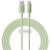 Zielony kabel USB-USB-C o długości 2 metrów z widocznymi złączami, posiada teksturowane końcówki. Na opasce spinającej kabel widnieje napis "baseus".