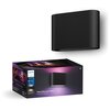 Czarny kinkiet zewnętrzny o prostym, nowoczesnym designie znajduje się nad opakowaniem produktu. Na opakowaniu widnieje napis: "PHILIPS hue White and color ambiance LED integrated Indoor/Outdoor" oraz "Personalize your home with smart lighting".