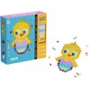 Pudełko z klockami plastikowymi PLUS-PLUS Puzzle by number przedstawia kolorowego kurczaka z napisem "CHICK" oraz informacjami: "250 PIECES", "10 COLORS", "PUZZLE MAT". Obok pudełka znajduje się ułożony obrazek kurczaka z klocków w różnych kolorach.