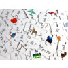 Na zdjęciu widoczne są rozsypane puzzle z nadrukowanymi sylabami, takimi jak "pa", "do", "cie", oraz ilustracjami przedstawiającymi różne obiekty, w tym rakietę, samolot i zwierzęta. Puzzle są białe z czarnym tekstem i kolorowymi obrazkami.