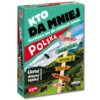 Pudełko gry edukacyjnej "Kto da mniej Polska" z kolorową grafiką przedstawiającą drogowskaz z nazwami miejsc: Mazury, Wrocław, Warszawa, Biebrza, Poznań, Rysy, na tle górskiego krajobrazu. Na opakowaniu widnieją napisy: "Ekscytująca gra dla ciekawych świata!", "Licytuj, dopytuj, zgaduj!", "8-99 lat" oraz logo "EDGARD GAMES".