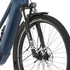 Na zdjęciu widoczny jest fragment roweru elektrycznego z widocznym przednim kołem, amortyzatorem z napisem "SR SUNTOUR XCM" oraz ramą z logo "FISCHER". Opona ma oznaczenie "CRUISER 28" i "Continental", a na widelcu znajduje się napis "Safe System".