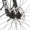 Zbliżenie na przednie koło roweru z widocznym hamulcem tarczowym i szprychami. Na widelcu roweru znajduje się napis "XCM ATB" oraz oznaczenie "29" w białym kolorze.