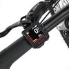 Zbliżenie na kierownicę roweru elektrycznego z wyświetlaczem pokazującym prędkość 0 km/h i zasięg 23 km, z widocznym logo "brose". Obok znajduje się dźwignia hamulca z napisem "CLARKS".
