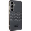 Czarne etui na telefon z geometrycznym wzorem, przeznaczone dla modelu Samsung Galaxy S24. Na etui widoczne jest logo Audi.