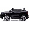 Czarny samochód dla dziecka, stylizowany na Audi E-Tron Sportback 4x4, z widocznymi dużymi kołami i lusterkami bocznymi. Na boku pojazdu znajduje się napis "e-tron".