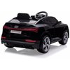 Czarny, dziecięcy samochód elektryczny stylizowany na Audi E-Tron Sportback, z widocznym logo Audi na kierownicy i tylnej części pojazdu. Na tablicy rejestracyjnej znajduje się napis "e-tron Sportback".