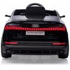 Czarne dziecięce auto elektryczne z logo Audi na tylnej części, z widocznymi czerwonymi światłami LED oraz tabliczką z napisem "e-tron Sportback". Samochód ma sportowy design z wyraźnie zaznaczonymi detalami tylnych świateł i zderzaka.