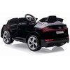 Czarny samochód dla dziecka, stylizowany na Audi E-Tron Sportback, z widocznym logo Audi na kierownicy i z tyłu pojazdu. Na tablicy rejestracyjnej znajduje się napis "e-tron Sportback".