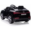 Czarny, dziecięcy samochód elektryczny stylizowany na Audi E-Tron Sportback, z widocznym logo Audi na kierownicy i tylnej części pojazdu. Na tablicy rejestracyjnej znajduje się napis "e-tron Sportback".