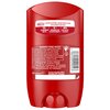 Czerwony dezodorant w sztyfcie z widoczną etykietą zawierającą informacje o produkcie, takie jak "LASTING PERFUME, ODOUR PROTECTION, WITH ODOUR FIGHTERS", "0% ALUMINIUM SALTS", "INVISIBLE ON BLACK & WHITE", "50% RECYCLED PLASTIC" oraz listę składników w k