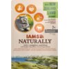 Opakowanie karmy dla kota z napisem "IAMS Naturally" oraz "with New Zealand Lamb in Gravy", zawiera zdjęcie kota i ikony składników odżywczych. Widoczny jest również tekst "7+ Senior" oraz informacja o pełnowartościowym odżywianiu z naturalnymi składnikam
