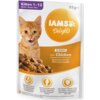 Opakowanie karmy dla kota IAMS Delights Kurczak w sosie 85 g z wizerunkiem rudego kota i kawałkami mięsa, zawiera napisy: "Kitten 1-12 Months/Monate/Mois", "85g e", "IN GRAVY with Chicken", "(DE) In Sauce mit Huhn", "(FR) En sauce au poulet", oraz informacje o korzyściach zdrowotnych w trzech językach. Na dole opakowania widnieje informacja: "(EN) No artificial flavours, colours or GMOs", "(DE) Ohne künstliche Aroma- und Farbstoffe, ohne GVO", "(FR) Sans colorant, arôme artificiel ou OGM".