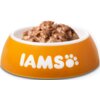 Pomarańczowa miska z białym napisem "IAMS" i symbolem łapki, wypełniona kawałkami karmy w sosie.