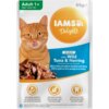 Opakowanie karmy dla kota IAMS Delights o smaku tuńczyka i śledzia w galarecie, 85 g, z wizerunkiem kota oraz kawałkami ryby. Na opakowaniu widnieją napisy: "Adult 1+", "85g", "IN JELLY with Wild Tuna & Herring", oraz informacje o korzyściach zdrowotnych w trzech językach.