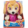 Pluszowa maskotka przedstawiająca postać z bajki, ubrana w różowy strój, znajduje się w kolorowym opakowaniu z napisem "BEDTIME PLUSH SKYE™". Na opakowaniu widoczne są również logo "nickelodeon" oraz "SPIN MASTER".