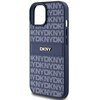 Niebieskie etui na telefon z wzorem w jasne litery "DKNY" powtarzające się na całej powierzchni. Na środku znajduje się metalowe logo "DKNY" w złotym kolorze.